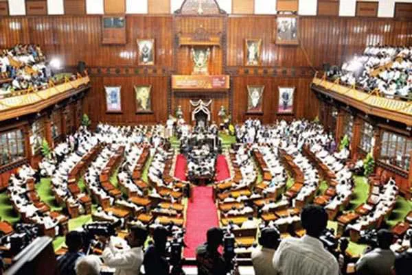 ਪੱਛਮੀ ਬੰਗਾਲ ਵਿਧਾਨ ਸਭਾ ‘ਚ ਜ਼ਬਰਦਸਤ ਹੰਗਾਮਾ