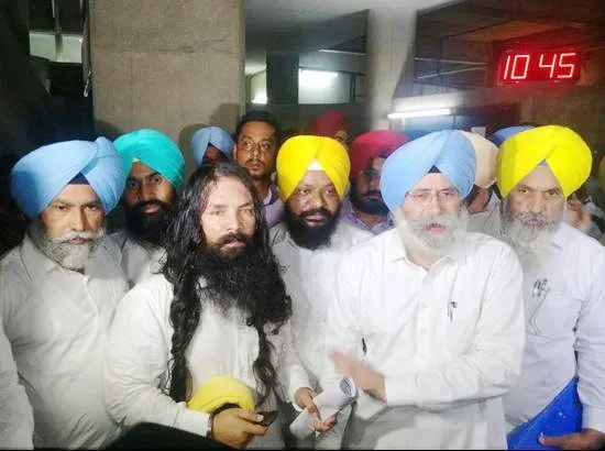 ‘ਆਪ’ ਵਿਧਾਇਕਾਂ  ਘੜੀਸ  ਘੜੀਸ ਕੇ ਸੁੱਟਿਆ ਸਦਨ ਤੋਂ ਬਾਹਰ