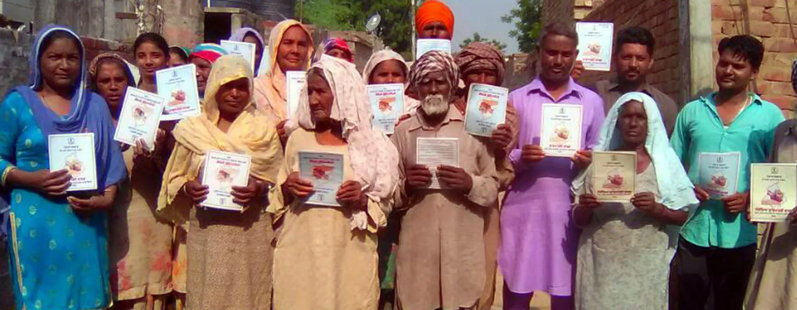 ਨੀਲੇ ਕਾਰਡਾਂ ਵਾਲੇ ਸਰਕਾਰ ਖਿਲਾਫ਼ ਹੋਏ ਲਾਲ ਪੀਲੇ