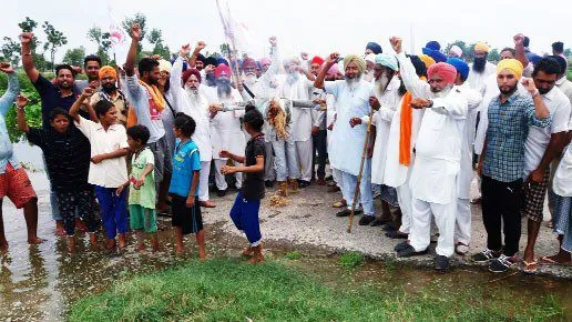 ਕਿਸਾਨਾਂ ਤੇ ਮਜ਼ਦੂਰਾਂ ਫੂਕਿਆ ਸਰਕਾਰ ਦਾ ਪੁਤਲਾ