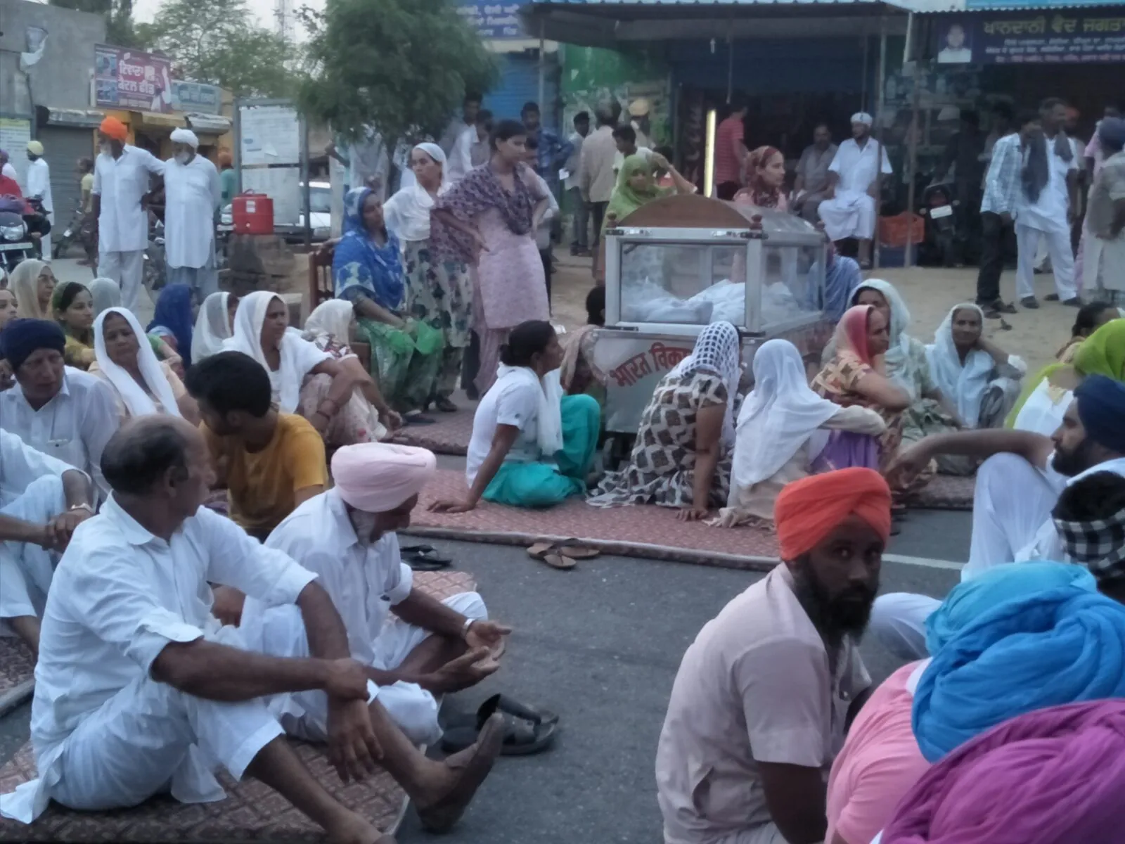 ਪੁਲਿਸ ਮੁਲਾਜ਼ਮ ਵੱਲੋਂ ਖੁਦਕੁਸ਼ੀ, ਪਰਿਵਾਰ ਵੱਲੋਂ ਮਲੋਟ-ਅਬੋਹਰ ਮਾਰਗ ਜਾਮ