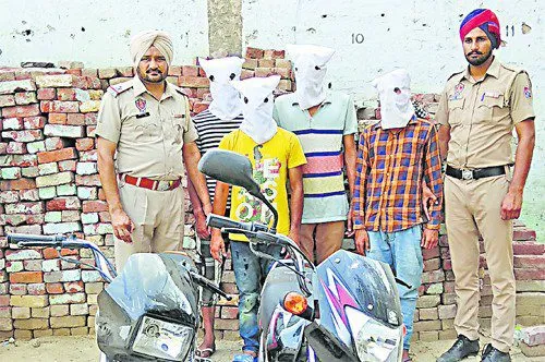 ਬੱਚੀਆਂ ਨੂੰ ਬੰਧਕ ਬਣਾ ਕੇ ਡਕੈਤੀ ਕਰਨ ਵਾਲੇ 4 ਕਾਬੂ 2 ਫ਼ਰਾਰ