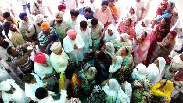 ਪੁਲਿਸ ਦੀ ਢਿੱਲ ਖਿਲਾਫ਼ ਵਰ੍ਹਦੇ ਮੀਂਹ ‘ਚ ਦਿੱਤਾ ਧਰਨਾ 