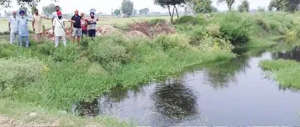 ਲਸਾੜਾ ਡਰੇਨ ਦੀ ਸਫ਼ਾਈ ਨਾ ਹੋਣ ਖਿਆਫ਼ ਨਾਅਰੇਬਾਜ਼ੀ