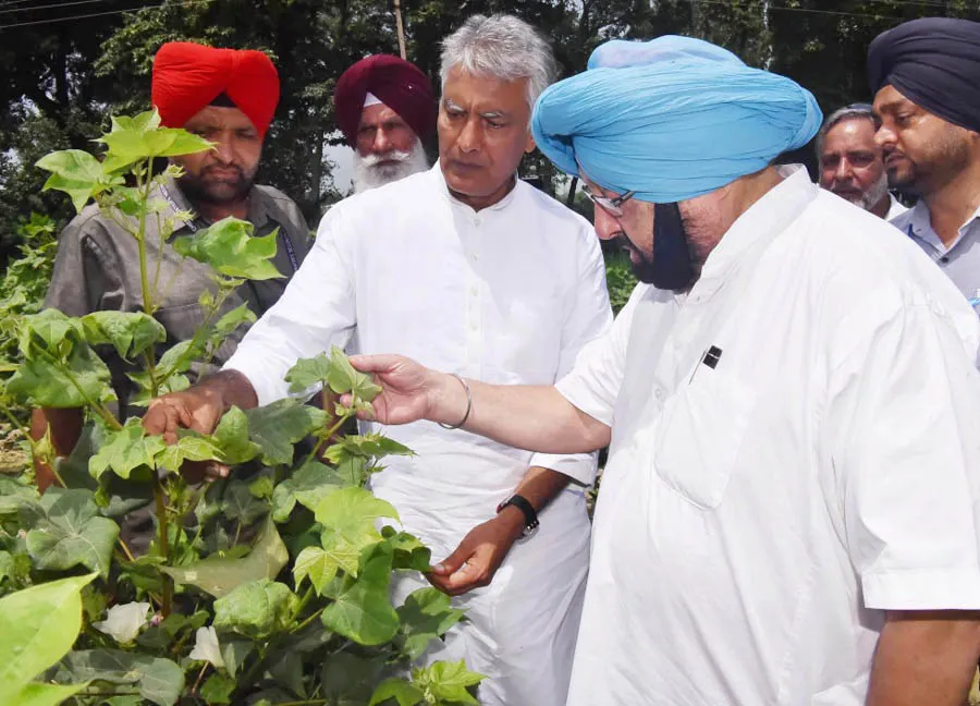 ਦੌਰੇ ‘ਤੇ ਆਏ ਮੁੱਖ ਮੰਤਰੀ ਅਮਰਿੰਦਰ  ਨੂੰ ਕਰਨਾ ਪਿਆ ਕਿਸਾਨਾਂ ਦੇ ਰੋਹ ਦਾ ਸਾਹਮਣਾ