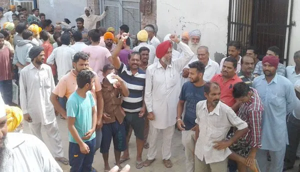 ਰਸੋਈ ਗੈਸ ਨਾ ਮਿਲਣ ਕਾਰਨ ਖਪਤਕਾਰਾਂ ਵੱਲੋਂ ਧਰਨਾ