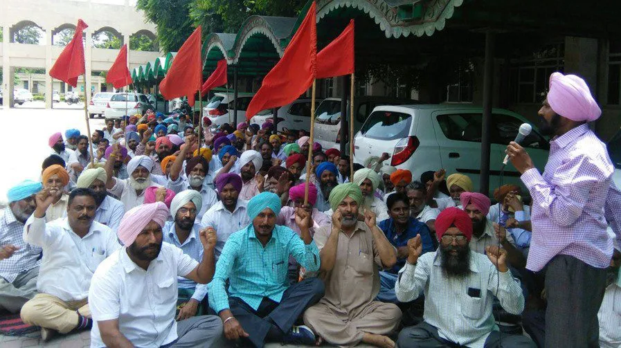 ਮੁਲਾਜ਼ਮਾਂ ਵੱਲੋਂ ਜ਼ਿਲ੍ਹਾ ਖਜ਼ਾਨਾ ਦਫਤਰ ਅੱਗੇ ਧਰਨਾ