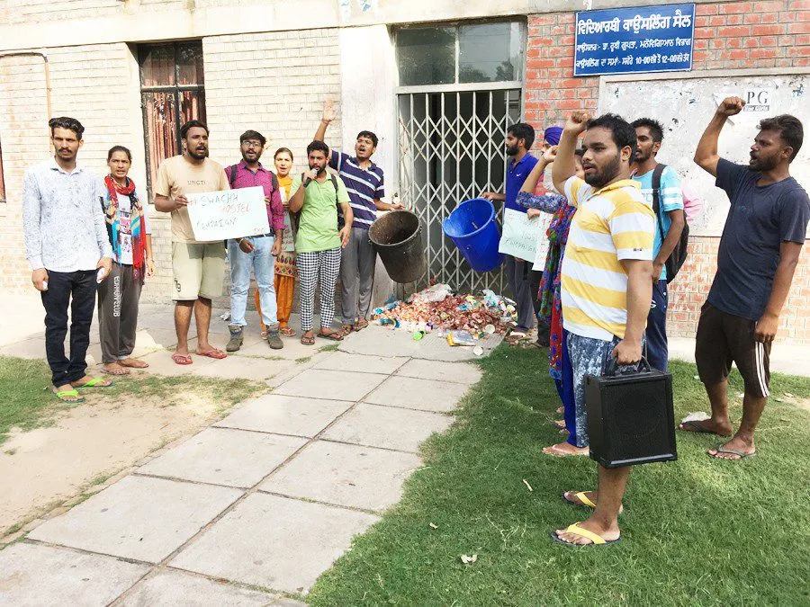ਵਿਦਿਆਰਥੀਆਂ ਵੱਲੋਂ ਦਫਤਰ ਅੱਗੇ ਕੂੜਾ ਸੁੱਟ ਕੇ ਪ੍ਰਦਰਸ਼ਨ