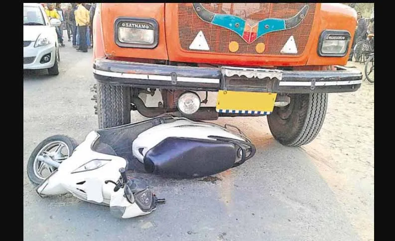 ਸੜਕ ਹਾਦਸੇ ‘ਚ ਇੱਕ ਔਰਤ ਦੀ ਮੌਤ, ਦੋ ਗੰਭੀਰ ਜਖਮੀ