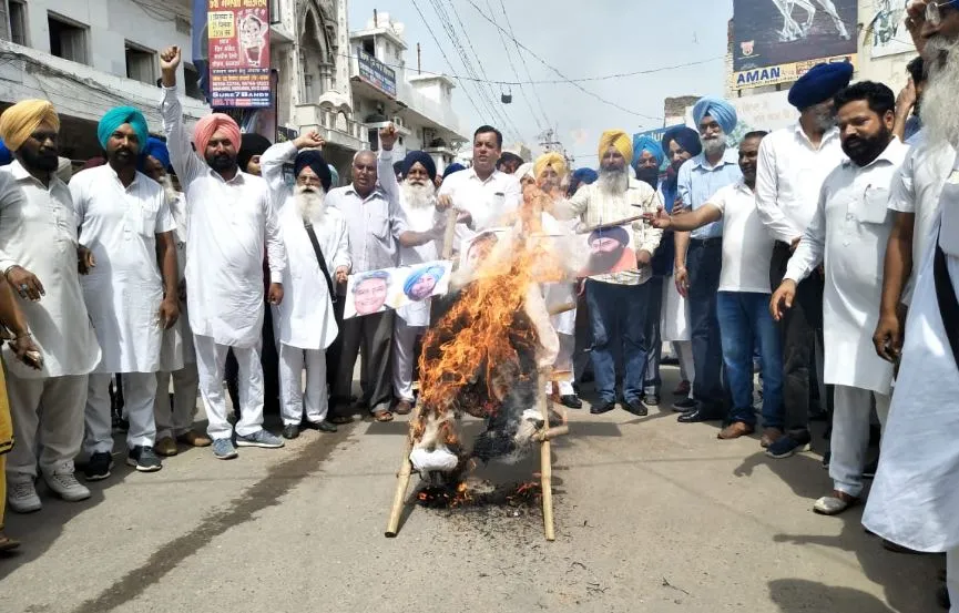 ਬਰਨਾਲਾ ‘ਚ ਅਕਾਲੀ ਦਲ ਨੇ ਕਾਂਗਰਸ ਦਾ ਪੁਤਲਾ ਫੂਕ ਕੇ ਕੀਤੀ ਨਾਅਰੇਬਾਜ਼ੀ