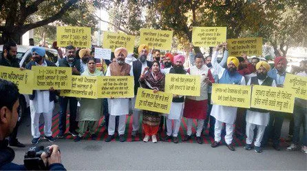 ਬੇਰੁਜ਼ਗਾਰਾਂ, ਪੈਨਸ਼ਨਰਾਂ ਤੇ ਮੁਲਾਜ਼ਮਾਂ ਦੇ ਹੱਕ ‘ਚ ‘ਆਪ’ ਵੱਲੋਂ ਵਿਧਾਨ ਸਭਾ ਮੂਹਰੇ ਰੋਸ ਪ੍ਰਦਰਸ਼ਨ