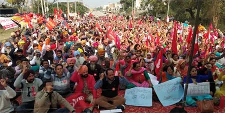 ਪੰਜਾਬ ਤੇ ਯੂ.ਟੀ. ਮੁਲਾਜ਼ਮ ਸੰਘਰਸ਼ ਮੋਰਚੇ ਦੀ ਅਗਵਾਈ ‘ਚ ਹਜ਼ਾਰਾਂ ਮੁਲਾਜ਼ਮਾਂ ਨੇ ਕੀਤਾ ਰੋਸ ਪ੍ਰਦਰਸ਼ਨ