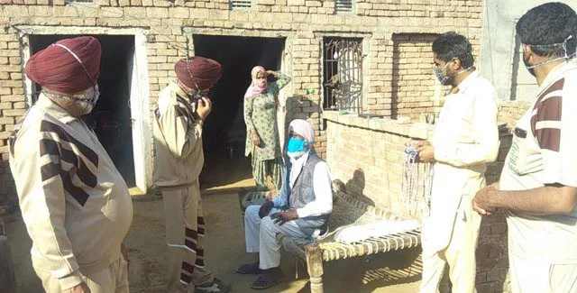 ਡੇਰਾ ਸ਼ਰਧਾਲੂਆਂ ਘਰ-ਘਰ ਵੰਡੇ ਮਾਸਕ