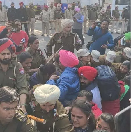 ਪੁਲਿਸ ਨੇ ਬੇਰੁਜ਼ਗਾਰ ਅਧਿਆਪਕਾਂ ‘ਤੇ ਕੀਤਾ ਲਾਠੀਚਾਰਜ