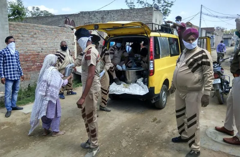 ਡੇਰਾ ਸ਼ਰਧਾਲੂਆਂ ਲੋੜਵੰਦਾਂ ਨੂੰ ਲੰਗਰ ਵੰਡਿਆ