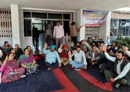 ਵਾਈਸ ਚਾਂਸਲਰ ਦਫ਼ਤਰ ਅੱਗੇ ਪੂਟਾ ਵੱਲੋਂ ਰੋਸ਼ ਪ੍ਰਦਰਸ਼ਨ