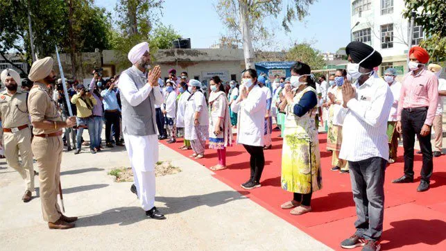 ਸਲਾਮ : ਦੇਸ਼ ‘ਚ ਪਹਿਲੀ ਵਾਰ ਡਾਕਟਰਾਂ ਨੂੰ ਪੁਲਿਸ ਨੇ ਦਿੱਤਾ ਗਾਰਡ ਆਫ ਆਨਰ