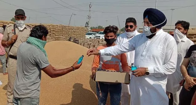 ਵਰਦੇਵ ਮਾਨ ਨੇ ਮੰਡੀਆਂ ‘ਚ ਕਿਸਾਨ ਮਜਦੂਰਾਂ ਨੂੰ ਸੈਨੇਟਾਈਜ਼ਰ ਵੰਡੇ