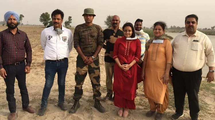 ਐਸ ਡੀ ਐਮ ਪੂਨਮ ਸਿੰਘ ਤੇ ਤਹਿਸੀਲਦਾਰ ਮੈਡਮ ਨੀਲਮ ਵਲੋਂ ਬਾਰਡਰ ਪੱਟੀ ਦਾ ਕੀਤਾ ਗਿਆ ਦੌਰਾ