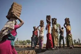 ਆਖ਼ਰ ਮਜ਼ਦੂਰ ਨੂੰ ਮਜ਼ਬੂਰ ਸਮਝਣ ਦੀ ਗਲਤੀ ਕਿਉਂ!