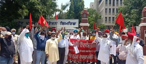 ਚੌਥਾ ਦਰਜਾ ਮੁਲਾਜਮਾਂ ਨੇ ਪਾਵਰਕੌਮ ਦਫ਼ਤਰਾਂ ਅੱਗੇ ਫੂਕੇ ਬਿਜਲੀ ਬਿੱਲ