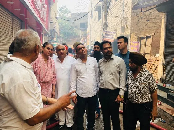 ਬੀਬਾ ਜੈ ਇੰਦਰ ਕੌਰ ਨੇ ਘੇਰ ਸੋਢੀਆਂ ਮਾਰਕੀਟ ਦਾ ਦੌਰਾ ਕੀਤਾ ਜਿੱਥੇ ਅਚਾਨਕ ਇੱਕ ਦੁਕਾਨ ਨੂੰ ਅੱਗ ਲੱਗ ਗਈ ਸੀ