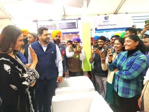 ਮੂ-ਫਾਰਮ ਦੀ ਸਟਾਲ ’ਤੇ ਪਹੁੰਚੇ ਪੰਜਾਬੀ ਫਿਲਮ ਅਦਾਕਾਰਾ ਸੋਨਮ ਬਾਜਵਾ