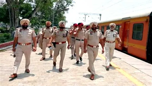 ਪੁਲਿਸ ਨੇ ਰੇਲਵੇ ਸਟੇਸ਼ਨ ‘ਤੇ ਕੱਢਿਆ ਫਲੈਗ ਮਾਰਚ