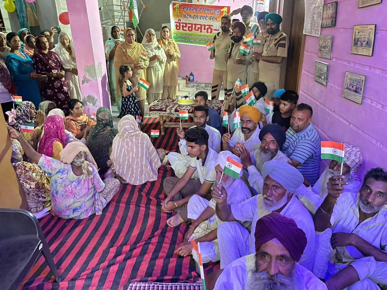 ਡੇਰਾ ਸ਼ਰਧਾਲੂਆਂ ਨੇ ‘ਚੰਦਰਯਾਨ 3’ ਦੀ ਸਫ਼ਲਤਾ ਦੀ ਖੁਸ਼ੀ ਕੇਕ ਕੱਟ ਕੇ ਮਨਾਈ