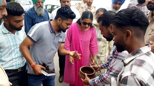 ਲੋਕਾਂ ਨੂੰ ਡੇਂਗੂ ਤੋਂ ਬਚਾਉਣ ਲਈ ਡਿਪਟੀ ਕਮਿਸ਼ਨਰ ਖੁਦ ਮੈਦਾਨ ’ਚ