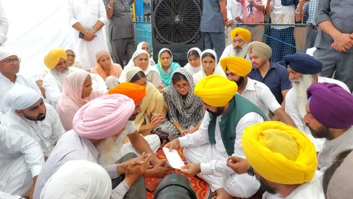 ਮੁੱਖ ਮੰਤਰੀ ਨੇ ਲੇਹ ਵਿਖੇ ਸ਼ਹੀਦ ਹੋਏ ਦੋ ਬਹਾਦਰ ਜਵਾਨਾਂ ਦੇ ਵਾਰਸਾਂ ਨੂੰ ਸੌਂਪੇ ਇੱਕ ਕਰੋੜ ਦੇ ਚੈੱਕ