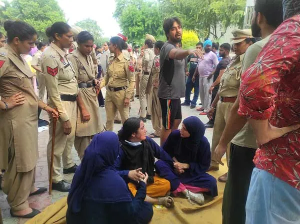 ਦੇਸ਼ ਭਗਤ ਯੂਨਿਵਰਸਿਟੀ ਕੈਂਪਸ ’ਚ ਵਿਦਿਆਰਥੀਆਂ ਨੇ ਕੀਤੀ ਭੰਨਤੋੜ, ਪੁਲਿਸ ਤਾਇਨਾਤ