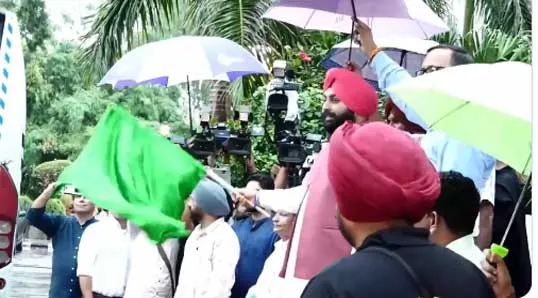 72 ਪ੍ਰਿੰਸੀਪਲ ਸਿੰਗਾਪੁਰ ਲਈ ਰਵਾਨਾ, ਸਿੱਖਿਆ ਮੰਤਰੀ ਹਰਜੋਤ ਸਿੰਘ ਬੈਂਸ ਨੇ ਹਰੀ ਝੰਡੀ ਦੇ ਕੇ ਬੱਸ ਨੂੰ ਕੀਤਾ ਰਵਾਨਾ