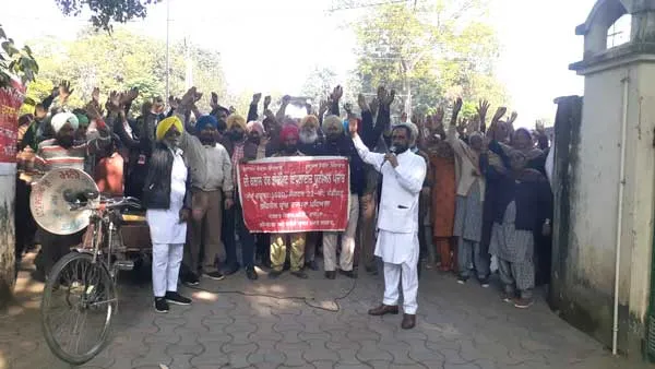 ਜੰਗਲਾਤ ਵਰਕਰਾਂ ਵੱਲੋਂ ਆਪਣੀਆਂ ਮੰਗਾਂ ਨੂੰ ਲੈ ਕੇ ਲਾਇਆ ਧਰਨਾ