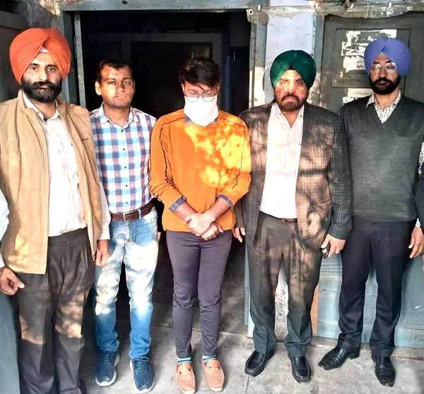 ਰਿਸ਼ਵਤ ਲੈਂਦਾ ਪਟਵਾਰੀ ਆਇਆ ਵਿਜੀਲੈਂਸ ਅੜਿੱਕੇ