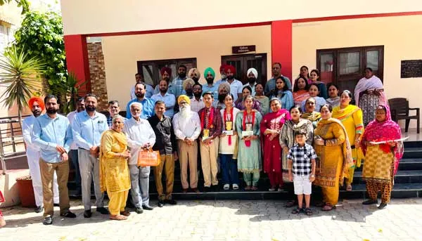 ਸਕੂਲ ਆਫ ਐਮੀਨੈਸ ਅਮਲੋਹ ਦੇ ਮੈਰਿਟ ’ਚ ਆਏ ਵਿਦਿਆਰਥੀ ਕੀਤੇ ਸਨਮਾਨਿਤ