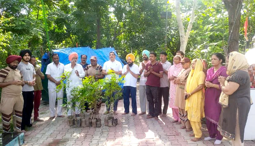 Chandigarh News: ਬਲਾਕ ਪ੍ਰੇਮੀ ਸੇਵਕ ਨੇ ਆਪਣੇ ਪਿਤਾ ਦੀ ਤੀਜੀ ਬਰਸੀ ਮੌਕੇ ਲਗਾਏ ਪੌਦੇ