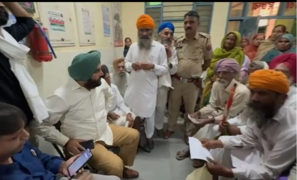 Government Hospital: ਐਮ.ਪੀ ਔਜਲਾ ਵੱਲੋਂ ਅਜਨਾਲਾ ਦੇ ਸਰਕਾਰੀ ਹਸਪਤਾਲ ਦਾ ਅਚਨਚੇਤ ਨਿਰੀਖਣ, ਨਹੀਂ ਮਿਲਿਆ ਕੋਈ ਡਾਕਟਰ