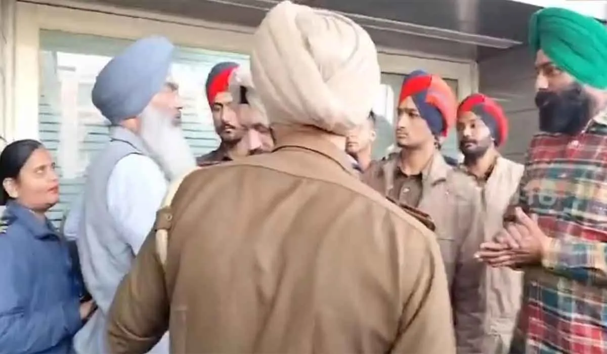 Punjab Farmers News: ਡੱਲੇਵਾਲ ਨੂੰ ਡੀਐਮਸੀ ਮਿਲਣ ਪਹੁੰਚੇ ਕਿਸਾਨਾਂ ਵੱਲੋਂ ਸਰਕਾਰ ਤੇ ਪੁਲਿਸ ਪ੍ਰਸ਼ਾਸਨ ਖਿਲਾਫ ਨਾਅਰੇਬਾਜ਼ੀ