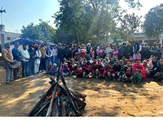 Lohri Celebrated: ਸਮੁੱਚੇ ਪਿੰਡ ਵੱਲੋਂ ਰਲ-ਮਿਲ ਮਨਾਈ ਧੀਆਂ ਦੀ ਲੋਹੜੀ