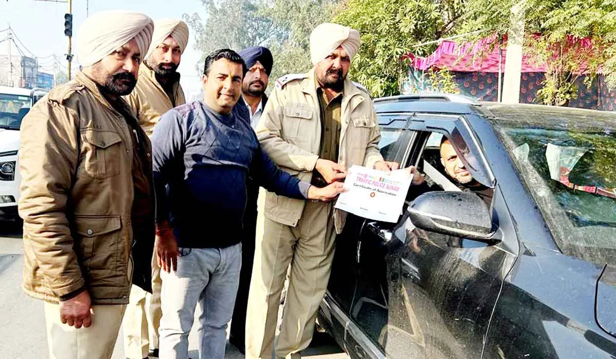Sunam News: ਹੈਲਮੇਟ ਤੇ ਸੀਟ ਬੈਲਟ ਲਾਉਣ ਵਾਲਿਆਂ ਨੂੰ ਫੁੱਲ ਤੇ ਸਰਟੀਫਿਕੇਟ ਦੇ ਕੀਤਾ ਸਨਮਾਨਿਤ