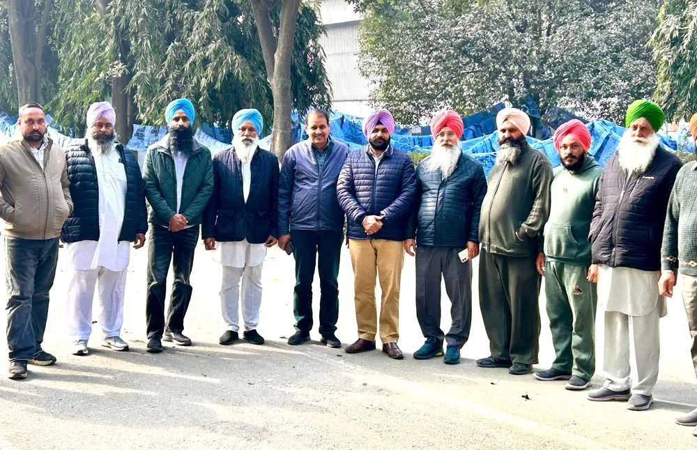 Amloh News: ਕਿਸਾਨ ਸੰਘਰਸ਼ ਕਮੇਟੀ ਦਾ ਵਫਦ ਸ਼ੂਗਰ ਮਿੱਲ ਦੇ ਮੈਨੇਜਰ ਨੂੰ ਮਿਲਿਆ