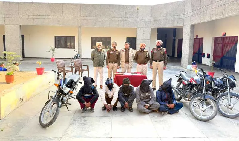 Crime News: ਲੁੱਟਾਂ-ਖੋਹਾਂ ਕਰਨ ਵਾਲੇ ਗਿਰੋਹ ਦੇ ਪੰਜ ਮੈਂਬਰ ਹਥਿਆਰਾਂ ਸਮੇਤ ਕਾਬੂ