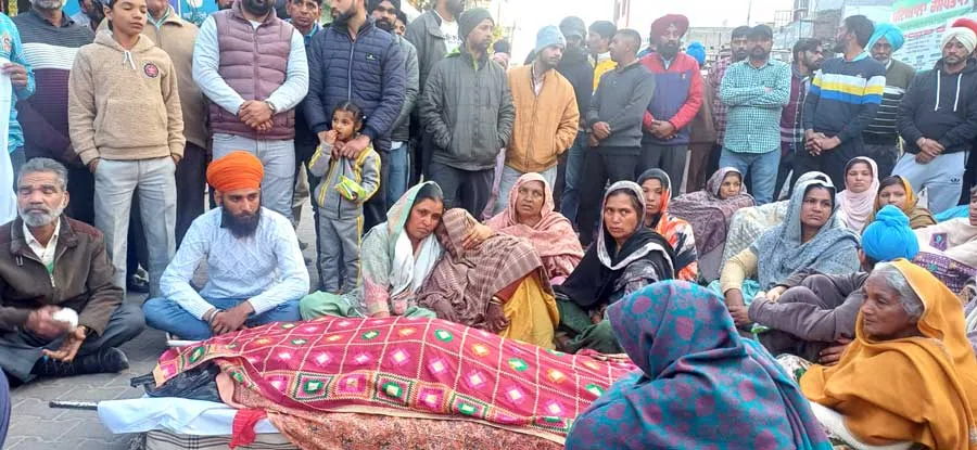 Malerkotla News: ਡਲਿਵਰੀ ਤੋਂ ਬਾਅਦ ਔਰਤ ਦੀ ਹੋਈ ਮੌਤ, ਲਾਸ਼ ਹਸਪਤਾਲ ਦੇ ਸਾਹਮਣੇ ਰੱਖ ਪਰਿਵਾਰ ਨੇ ਲਾਇਆ ਧਰਨਾ
