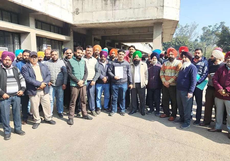 Protest: ਜ਼ਿਲ੍ਹਾ ਕਚਹਿਰੀ ਦੇ ਲਾਇਸੰਸ ਹੋਲਡਰਾਂ ਨੇ ਵਿਸ਼ਾਲ ਦਿੱਤਾ ਰੋਸ ਧਰਨਾ 