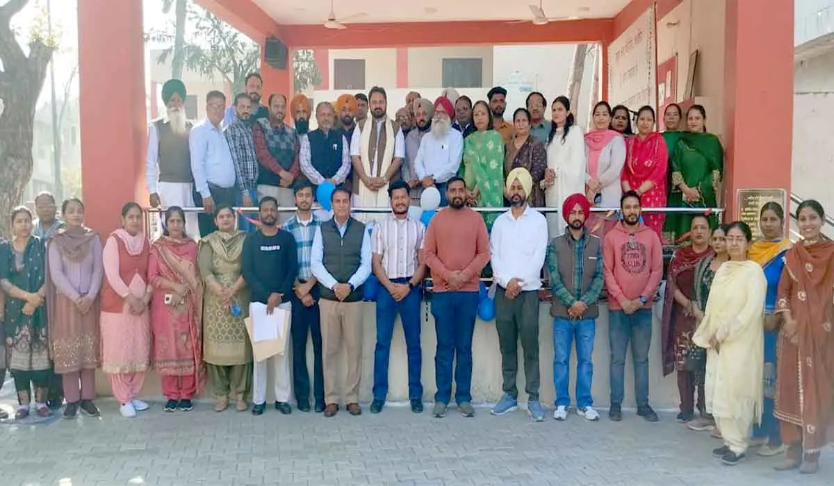 Amloh News: ਸਕੂਲ ਆਫ਼ ਐਮੀਨੈਂਸ ਅਮਲੋਹ ਲੜਕੇ ਨੂੰ ਜ਼ਿਲ੍ਹਾ ਪੱਧਰ ਤੇ ਉੱਤਮ ਸਕੂਲ ਦਾ ਅਵਾਰਡ ਮਿਲਣਾ ਮਾਣ ਵਾਲੀ ਗੱਲ : ਵਿਧਾਇਕ ਗੈਰੀ ਬੜਿੰਗ