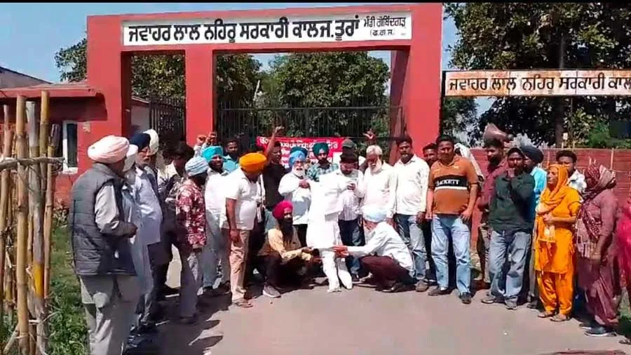 Fourth Class Employees: ਚੌਥਾ ਦਰਜਾ ਮੁਲਾਜ਼ਮਾਂ ਵੱਲੋਂ ਸਰਕਾਰੀ ਕਾਲਜ ਮੂਹਰੇੇ ਅਰਥੀ ਫੂਕ ਰੈਲੀ ਕੀਤੀ