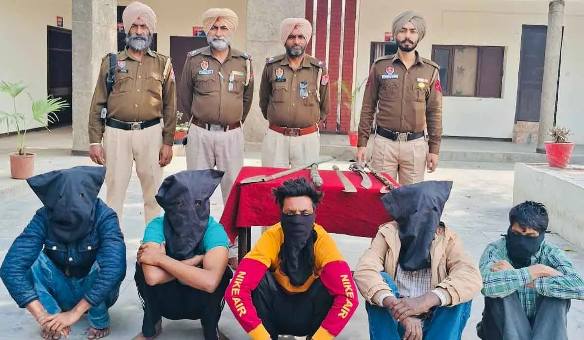 Fridkot News: ਲੁੱਟਾਂ-ਖੋਹਾਂ ਦੀਆਂ ਵਾਰਦਾਤਾ ਨੂੰ ਅੰਜਾਮ ਦੇਣ ਵਾਲੇ ਇੱਕ ਗਿਰੋਹ ਦੇ 5 ਮੈਂਬਰ ਪੁਲਿਸ ਅੜਿੱਕੇ