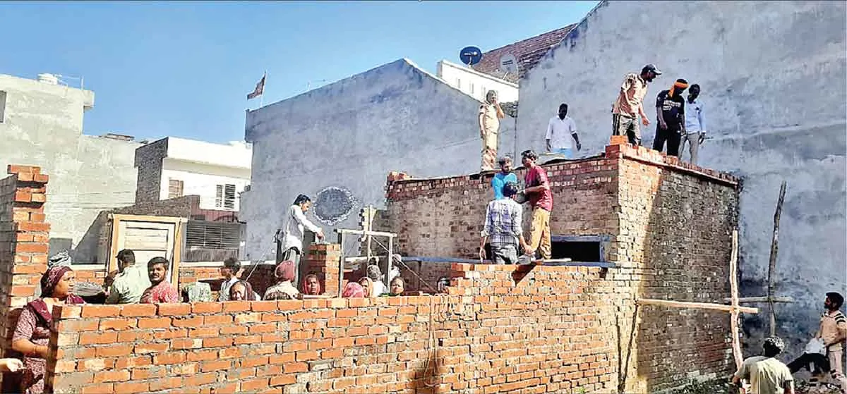 Welfare Work: ਕਾਨਿਆਂ ਦੀ ਛੱਤ ਹੇਠ ਰਹਿ ਰਹੀ ਤਾਰਾਵਤੀ ਨੂੰ ਮਿਲੀ ਪੱਕੀ ਛੱਤ