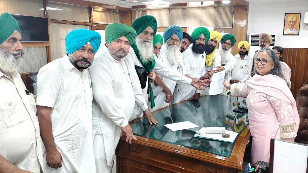 Faridkot News: ਮੀਂਹ ਤੇ ਗੜੇਮਾਰੀ ਨਾਲ ਨੁਕਸਾਨੀਆਂ ਫ਼ਸਲਾਂ ਦੇ ਮੁਆਵਜ਼ੇ ਲਈ ਫਰੀਦਕੋਟ ਡੀਸੀ ਨੂੰ ਦਿੱਤਾ ਮੰਗ ਪੱਤਰ